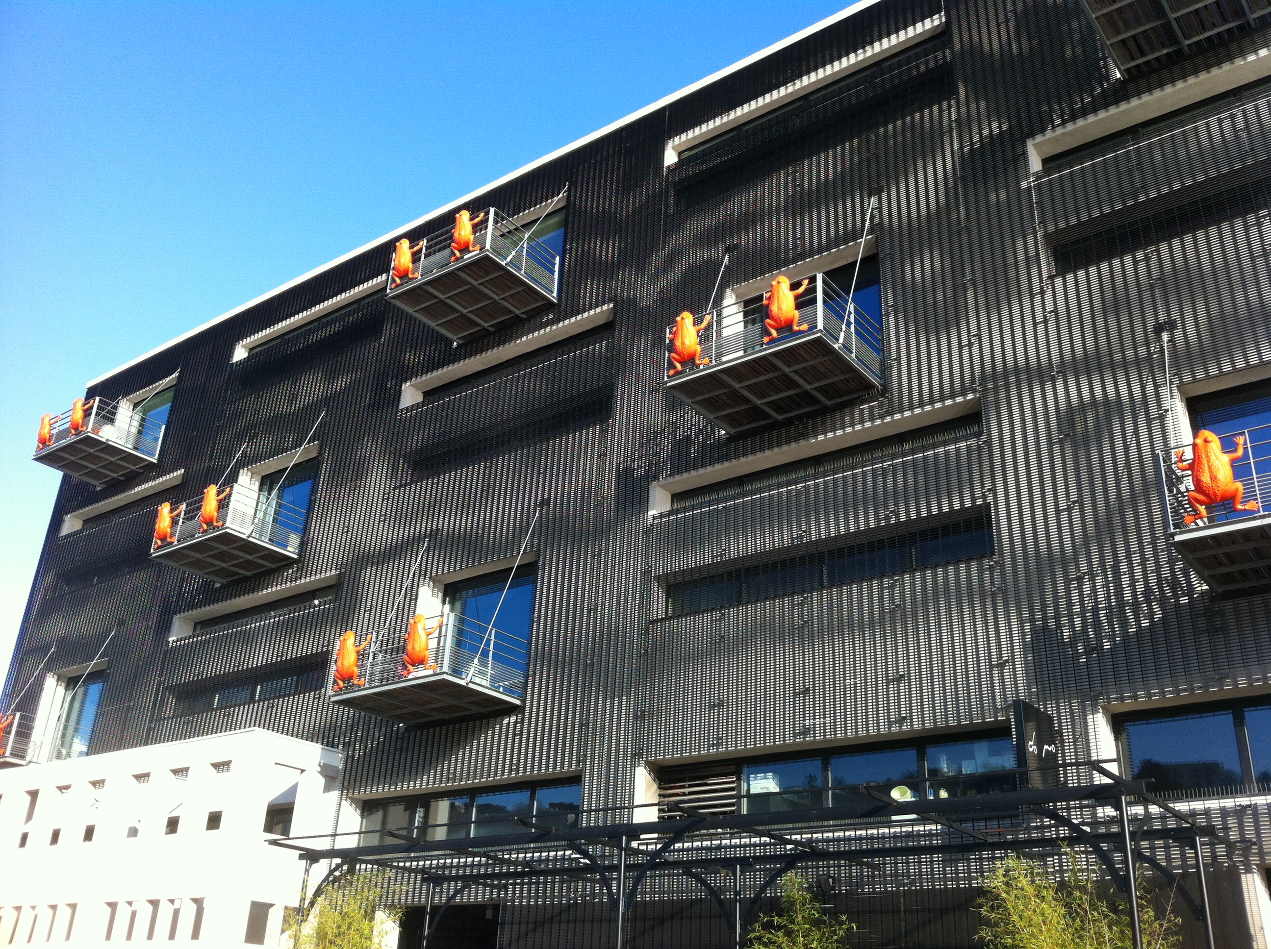 #onsebalade#confluence#lyon Grenouilles rouges sur balcon #lyon #confluence #architecture