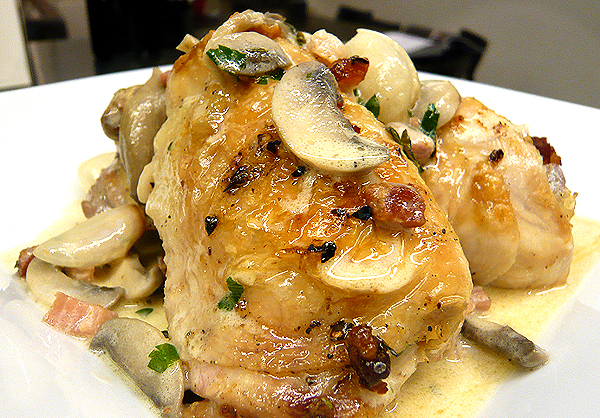 Французская кухня . Петух в вине. Coq au vin jaune et aux morilles Французская кухня. Петух в вине.